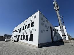 Hallengebäude von Carl Immobilien nach der energetischen Sanierung