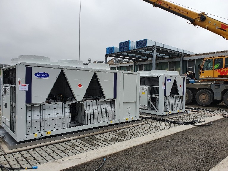 Neue Kaltwassersätze an der Produktionshalle 3 von Gerresheimer Wertheim