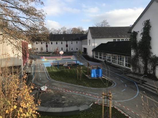Schulhof und Bestandsgebäude der Grundschule an Dreslers Park